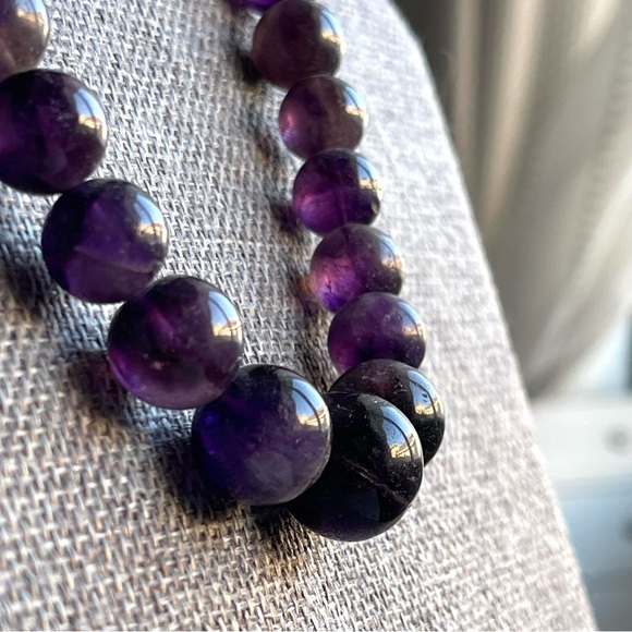 Vintage Graduated Purple Amethyst Beaded 15” Long Necklace with Barrel Clasp - Picture 7 of 15